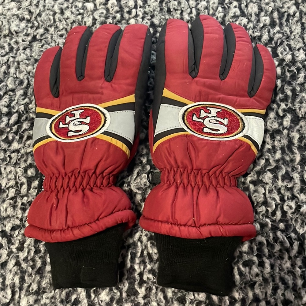 San Francisco 49er, winter gloves